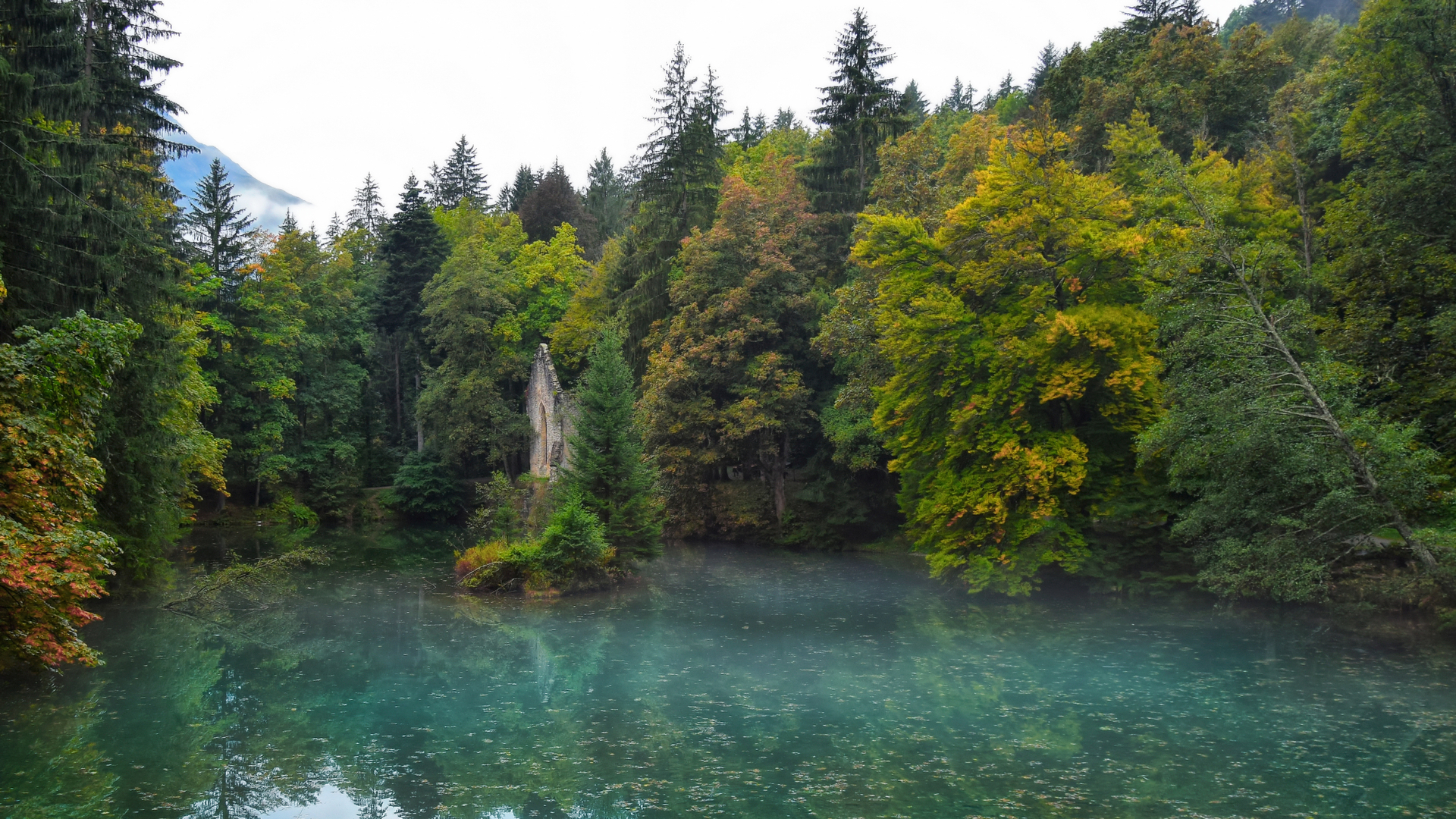 Le lac à l’Anglais et les fausses ruines d’une chapelle à Chamonix (© Aishe/Shutterstock)(Bing France)