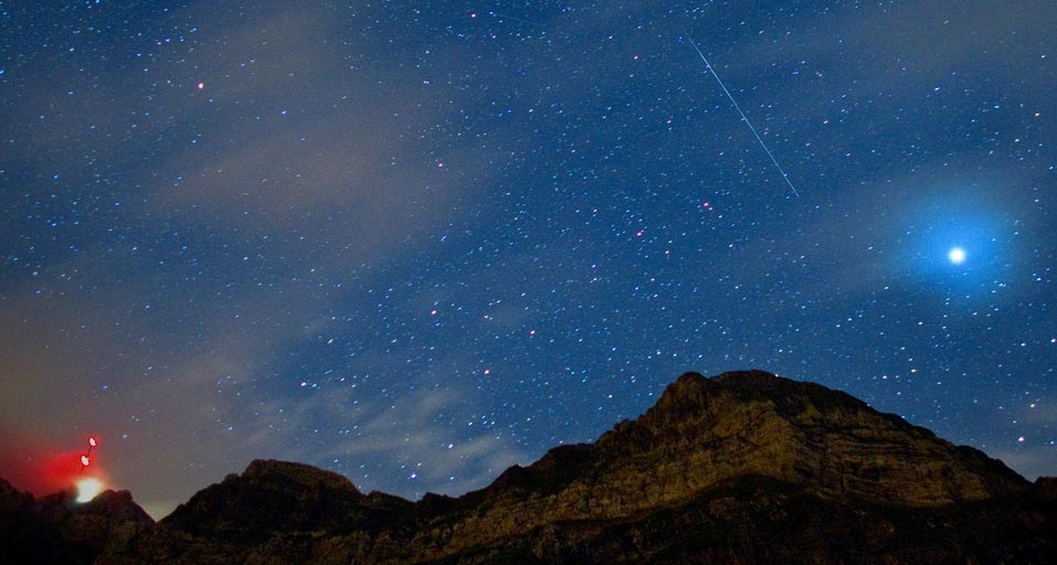 Eine Sternschnuppe über dem Säntis in Schwägalp, Schweiz – Alessandro Della Bella/Corbis &copy; (Bing Germany)