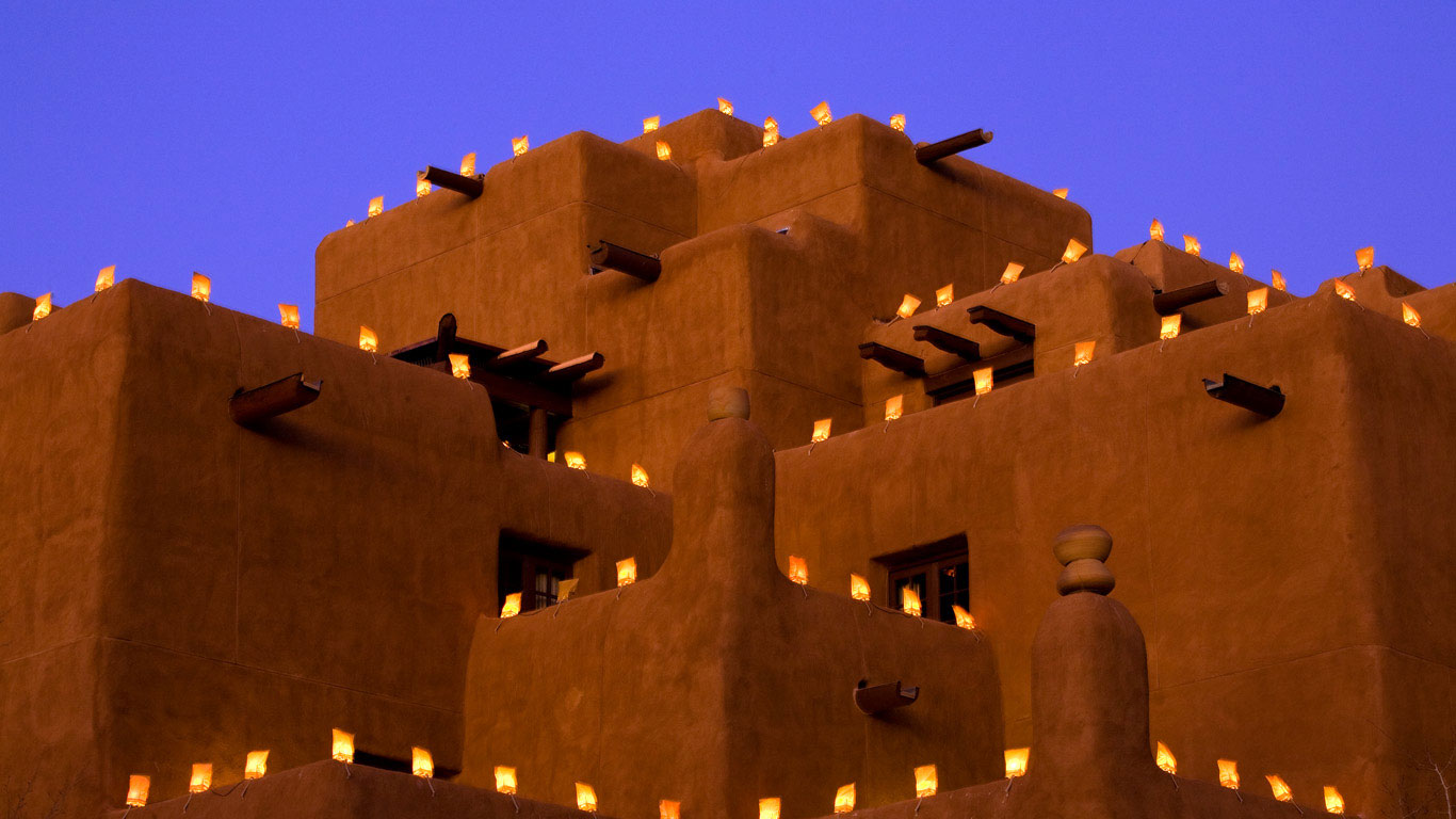 Farolitos light the Inn and Spa at Loretto in Santa Fe, New Mexico (© Ian Shive/Tandem Stills + Motion)(Bing Canada)