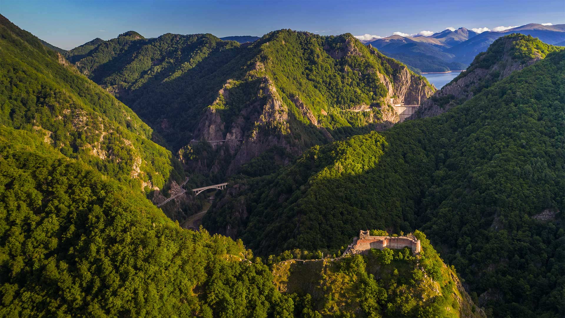 Poenari Castle on Mount Cetatea, Făgăraș Mountains, Romania (© porojnicu/Getty Images)(Bing United Kingdom)