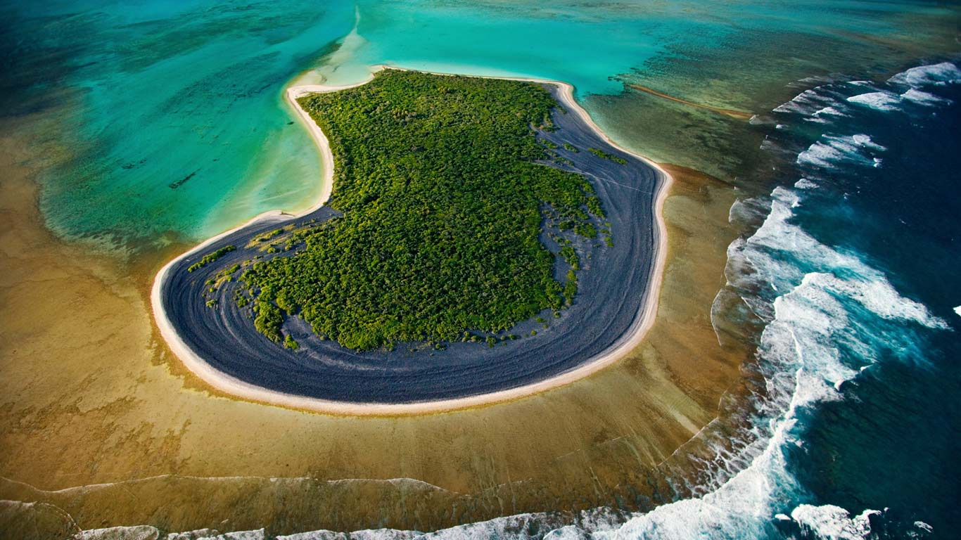 Nuami Islet, Nokan Hui atoll at the south of the Isle of Pines, New Caledonia, France (© Yann Arthus Bertrand/Getty Images)(Bing New Zealand)