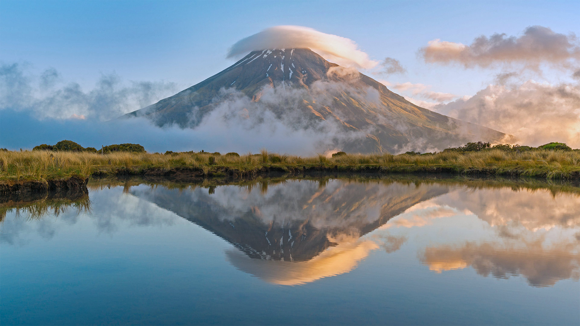 ｢タラナキ山｣ニュージーランド北島, エグモント国立公園 (© Francesco Vaninetti/plainpicture)(Bing Japan)