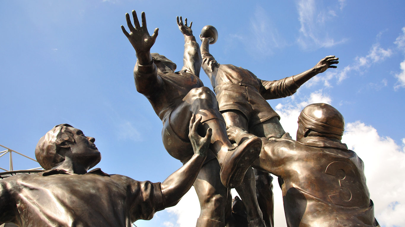 Rugby line-out sculpture outside Twickenham Stadium, London, England (© Greg Balfour Evans/Alamy)(Bing United Kingdom)