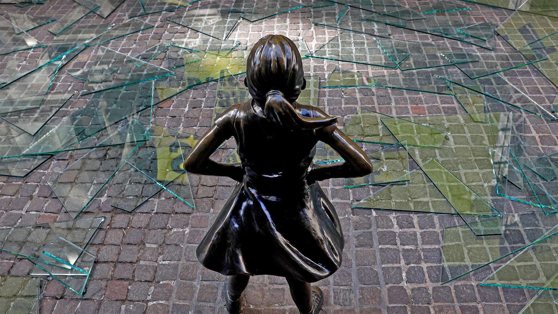 Die Statue „Fearless Girl“ vor der New York Stock Exchange in New York City, USA (© Brendan McDermid/Alamy)(Bing Deutschland)