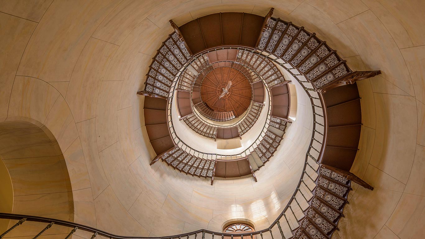 Treppenhaus im Jagdschloss Granitz, Insel Rügen, Mecklenburg-Vorpommern, Deutschland (© mauritius images GmbH/Alamy)(Bing Deutschland)