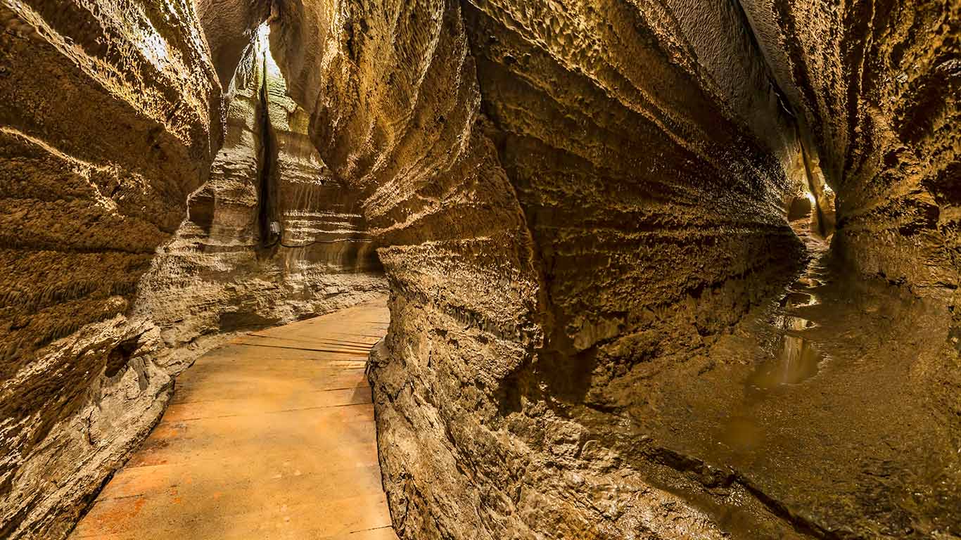 Deep within Bonnechere Caves in Eganville, Ontario (© DarleneMunro/Getty Images)(Bing Canada)