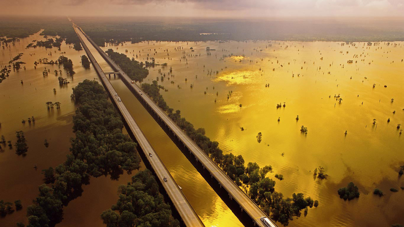 Motorists on the Atchafalaya Basin Bridge in Louisiana, USA (© Brian Sytnyk/Masterfile)(Bing United Kingdom)
