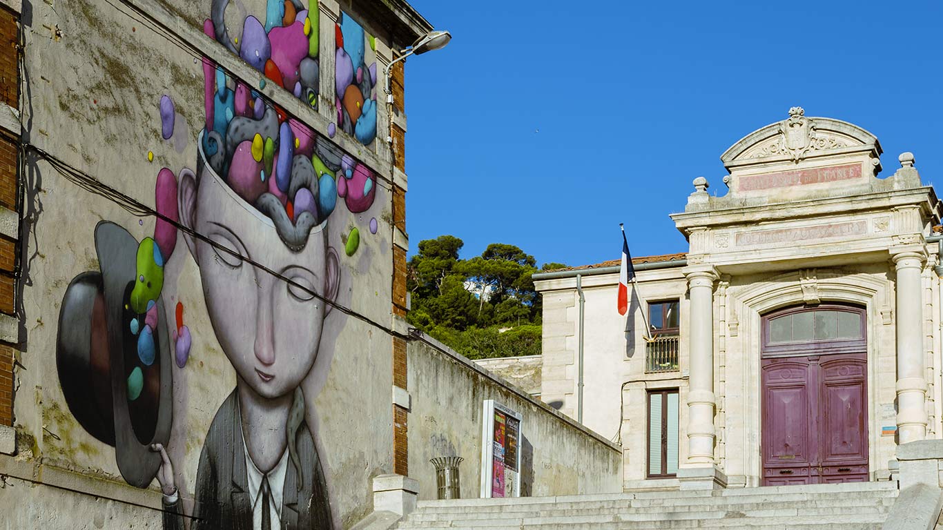 École Paul Valery à Sète, dans l’Hérault, décorée d’un dessin de Julien “Seth” Malland (© Yann Guichaoua-Photos/Getty Images)(Bing France)