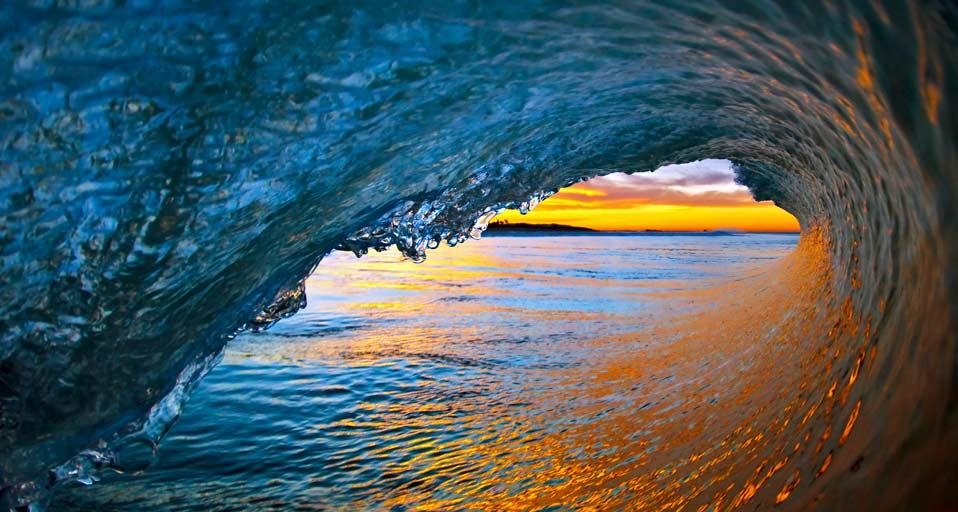 Ocean waves near Ventura, California, USA (© David Pu’u/Corbis) &copy; (Bing United Kingdom)