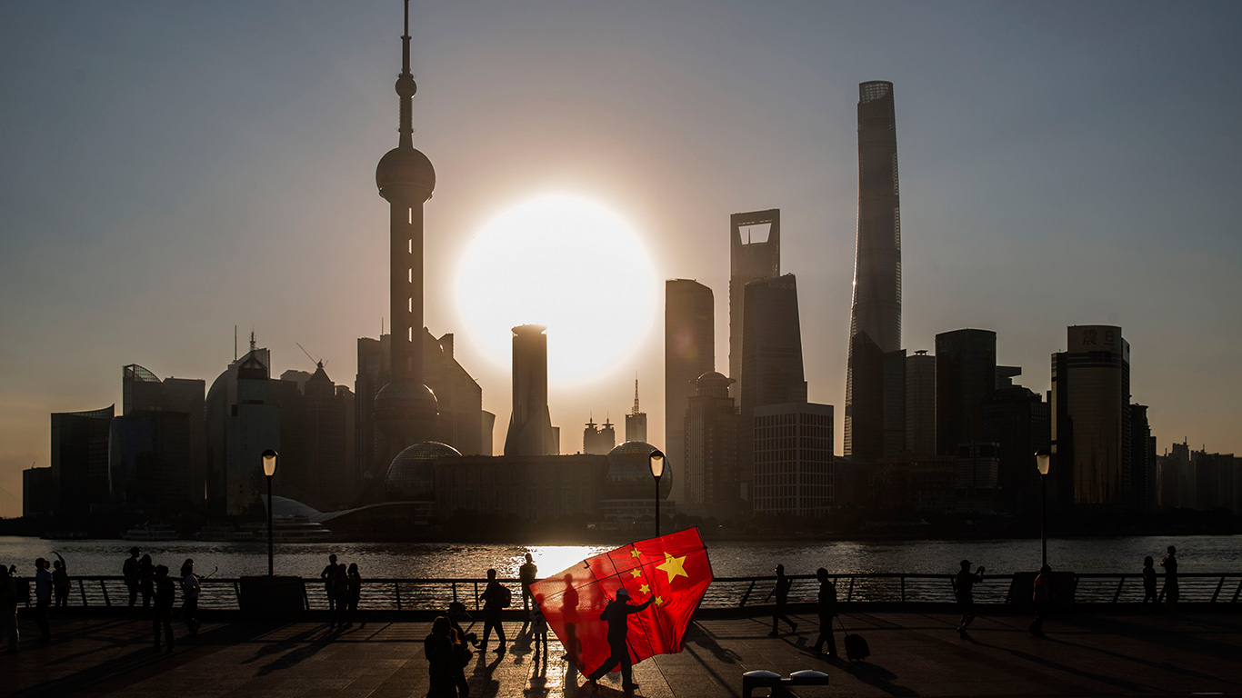 【今日国庆节】放国旗风筝的人，中国上海 (© Qilai Shen/Bloomberg via Getty Images)(Bing China)