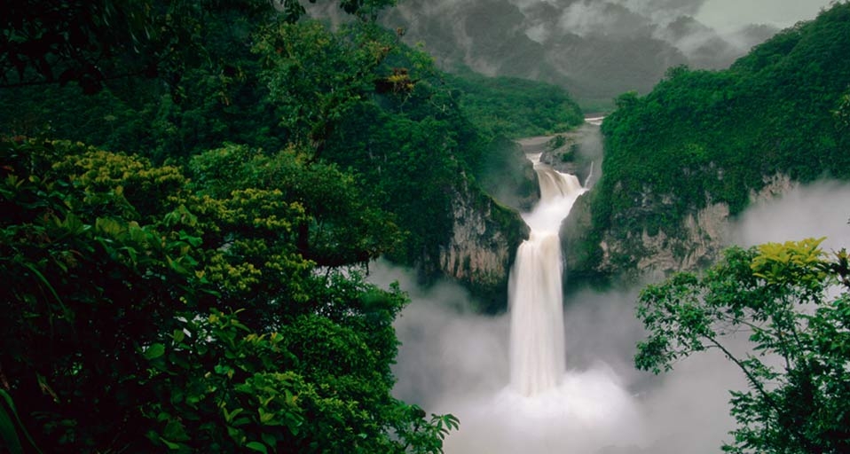 Der San Rafael Wasserfall im Naturreservat Cayambe-Coca, Ecuador – Kevin Schafer/CORBIS &copy; (Bing Germany)