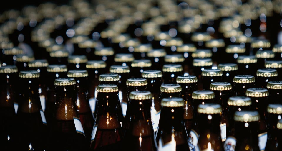 Bierflaschen auf einem Fließband – MAKOTO WATANABE/A.collection/Amanaimages/Photolibrary &copy; (Bing Germany)