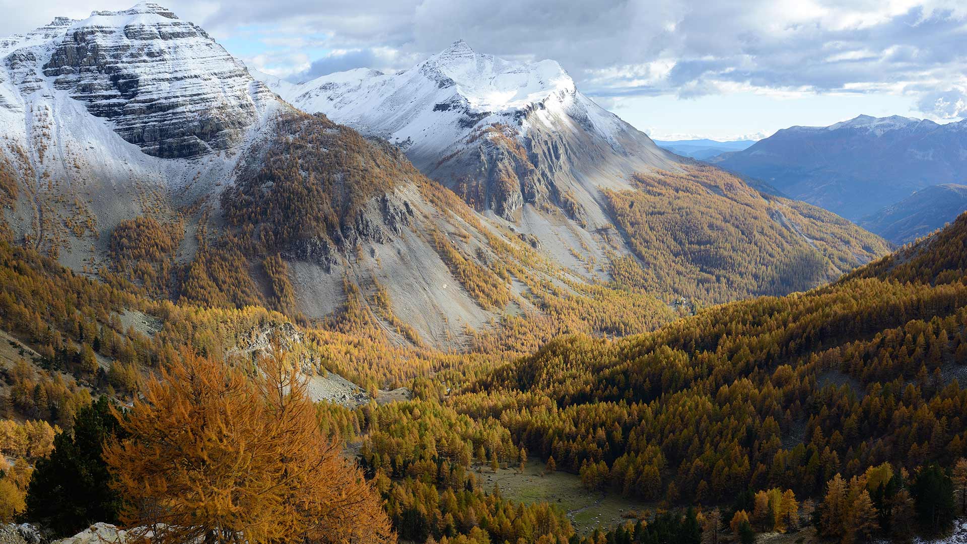 Tête de Gorgias (gauche) and Roche Grande (second plan), près d’Entraunes, Alpes-Maritimes, France (© aerial-photos.com/Alamy Stock Photo)(Bing France)