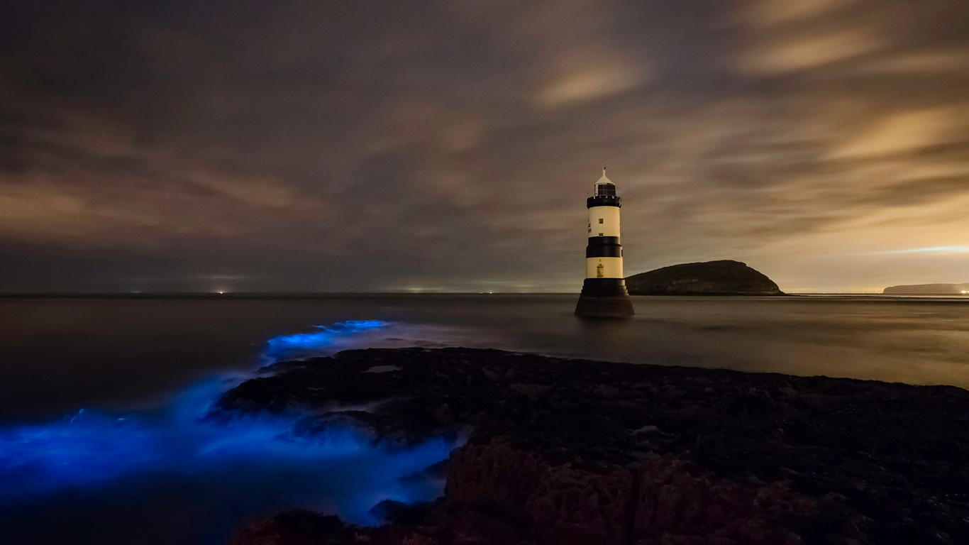 Trwyn Du Lighthouse in Anglesey off the north-west coast of Wales (© Kris Williams/500px)(Bing United Kingdom)