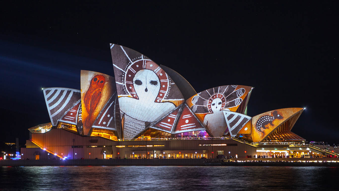 Light display on Sydney Opera House for the Vivid festival in 2016 (© Adam Foster/500px)(Bing Australia)