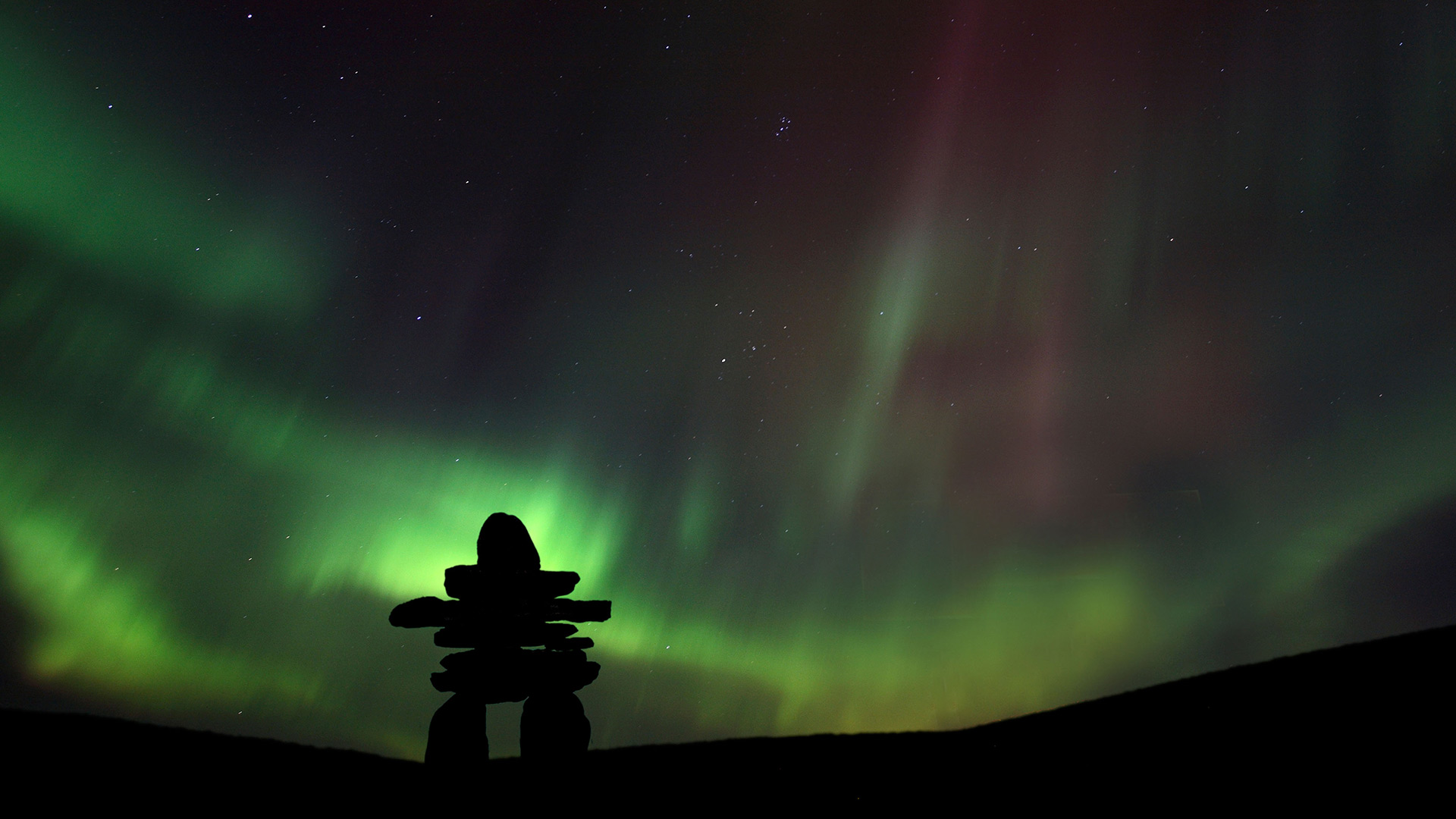 Inunnguaq silhouetted against the Northern Lights in Barren Lands, Northwest Territories, Canada (© Mark Duffy/Alamy Stock Photo)(Bing United Kingdom)