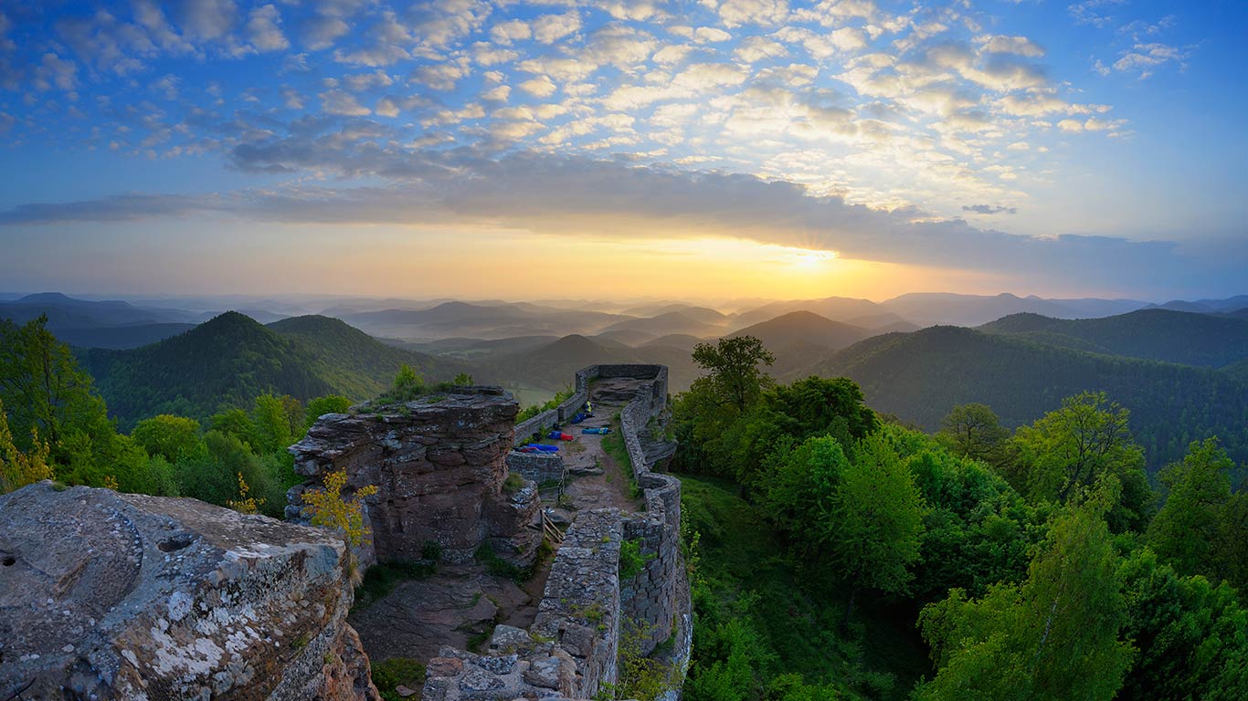 Sonnenaufgang über der Ruine Wegelnburg, Nothweiler, Pfälzerwald, Rheinland-Pfalz, Deutschland (© Raimund Linke/Getty Images)(Bing Deutschland)