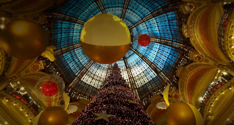 Holiday decorations inside Galeries Lafayette in Paris, France (© WIN-Initiative/Getty Images) &copy; (Bing United Kingdom)