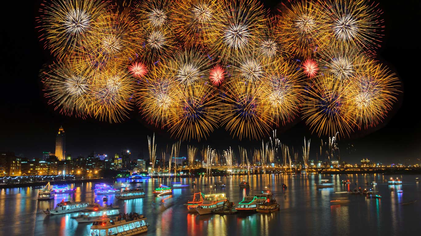 台湾台北，大稻埕烟火 (© TPG/imageBROKER/Corbis)(Bing China)