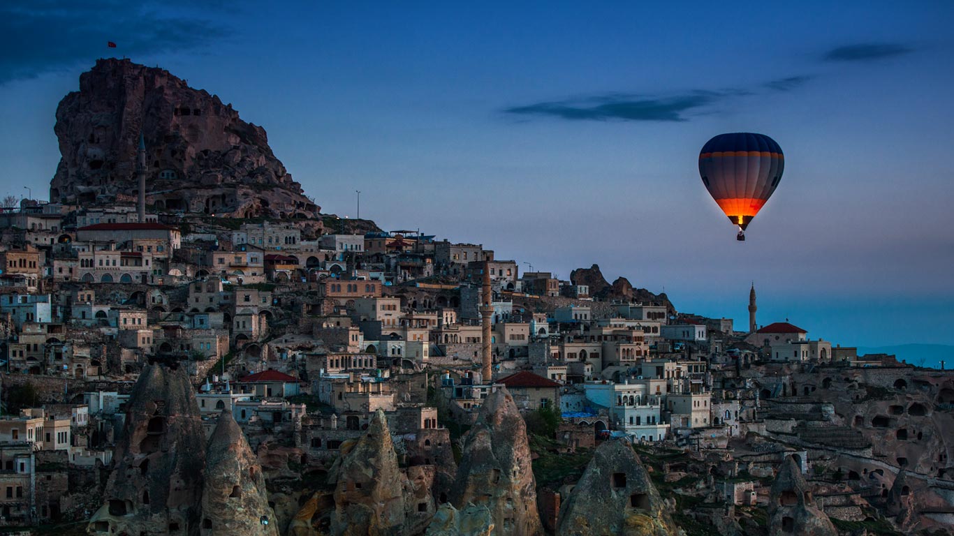 Hot air balloon over Uçhisar in Cappadocia, Turkey (© Coolbriere Photograph/Getty Images)(Bing United Kingdom)