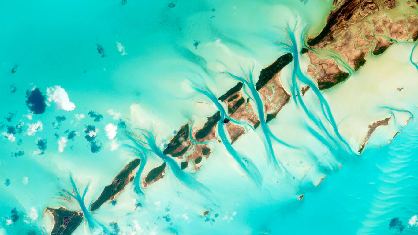 Small island cays west of Great Exuma in the Bahamas photographed from the International Space Station (© NASA)(Bing United Kingdom)