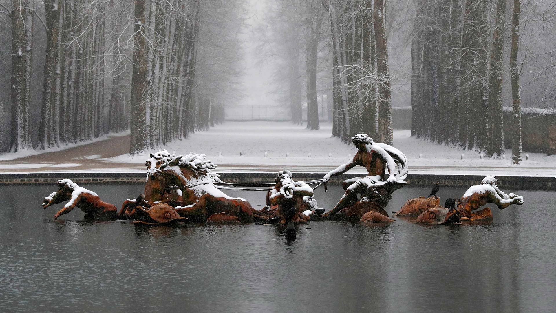 Le bassin d’Apollon sous la neige dans le parc du château de Versailles, photographié le 6 février 2018 (© FRANCOIS GUILLOT/AFP via Getty Images)(Bing France)