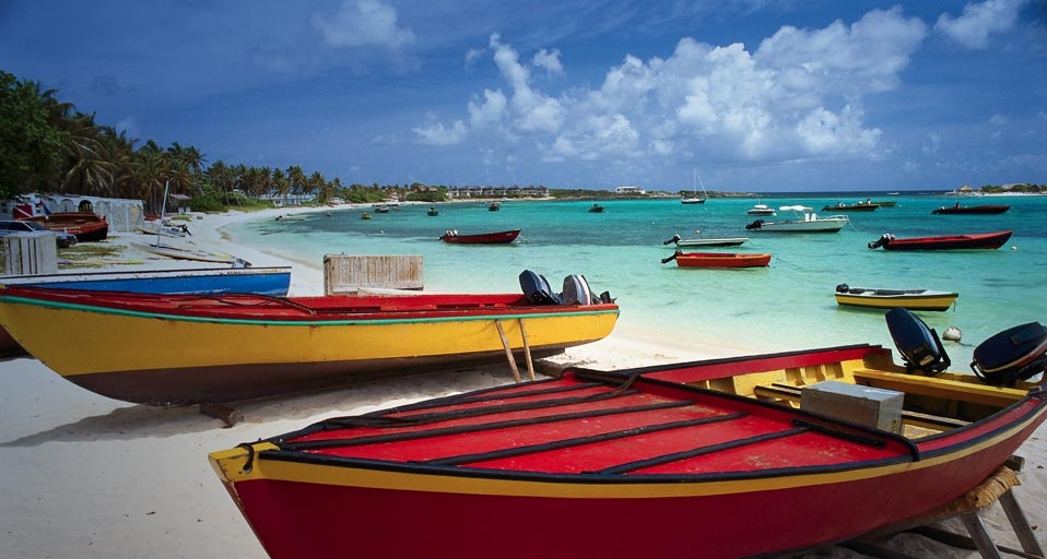 Boats on the beach in the US Virgin Islands -- Reed Kaestner/Corbis &copy; (Bing Canada)