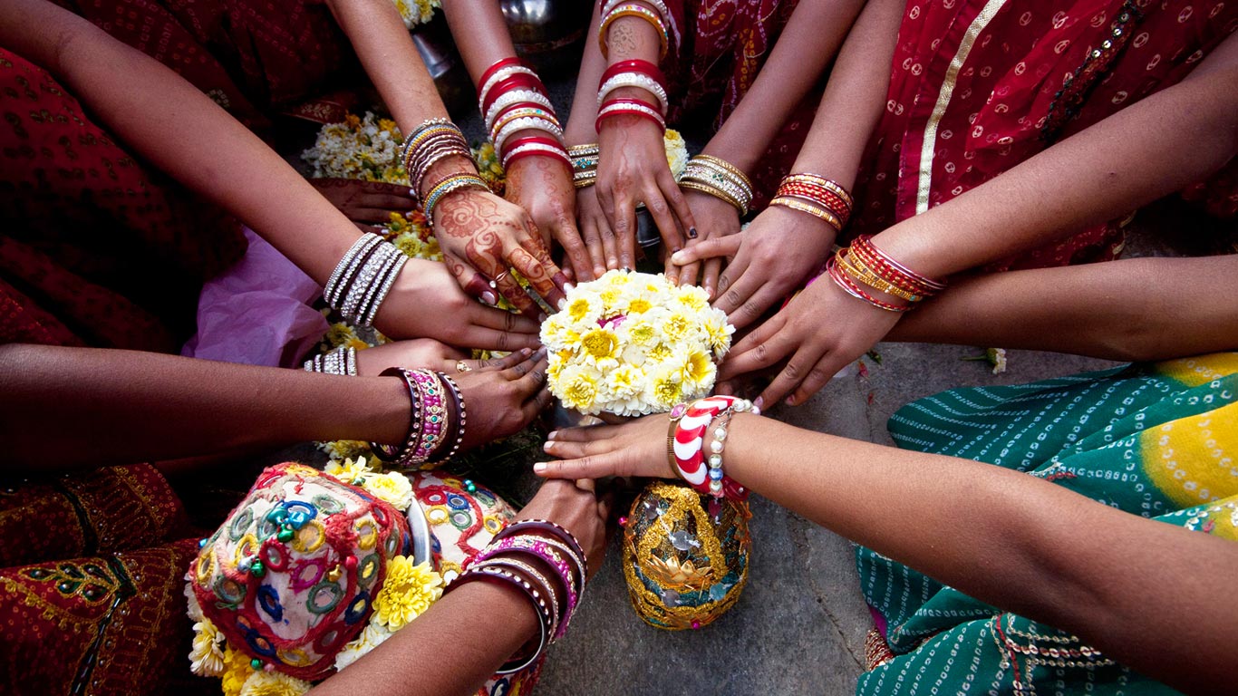 Indian girls praying together (© Subir Basak/Getty Images)(Bing United Kingdom)