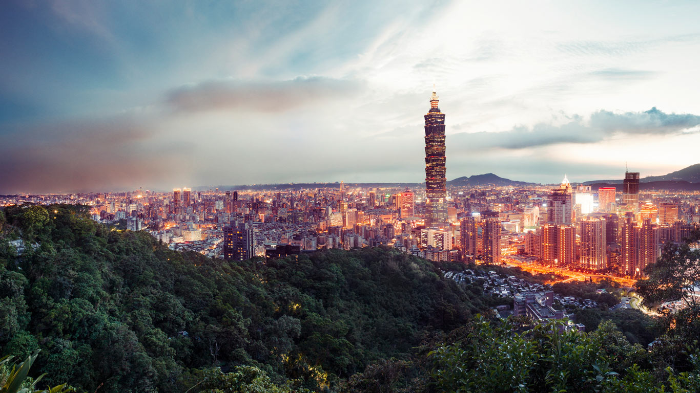 台湾台北，在象山上观看台北日落 (© David Terrazas Morales/Corbis)(Bing China)