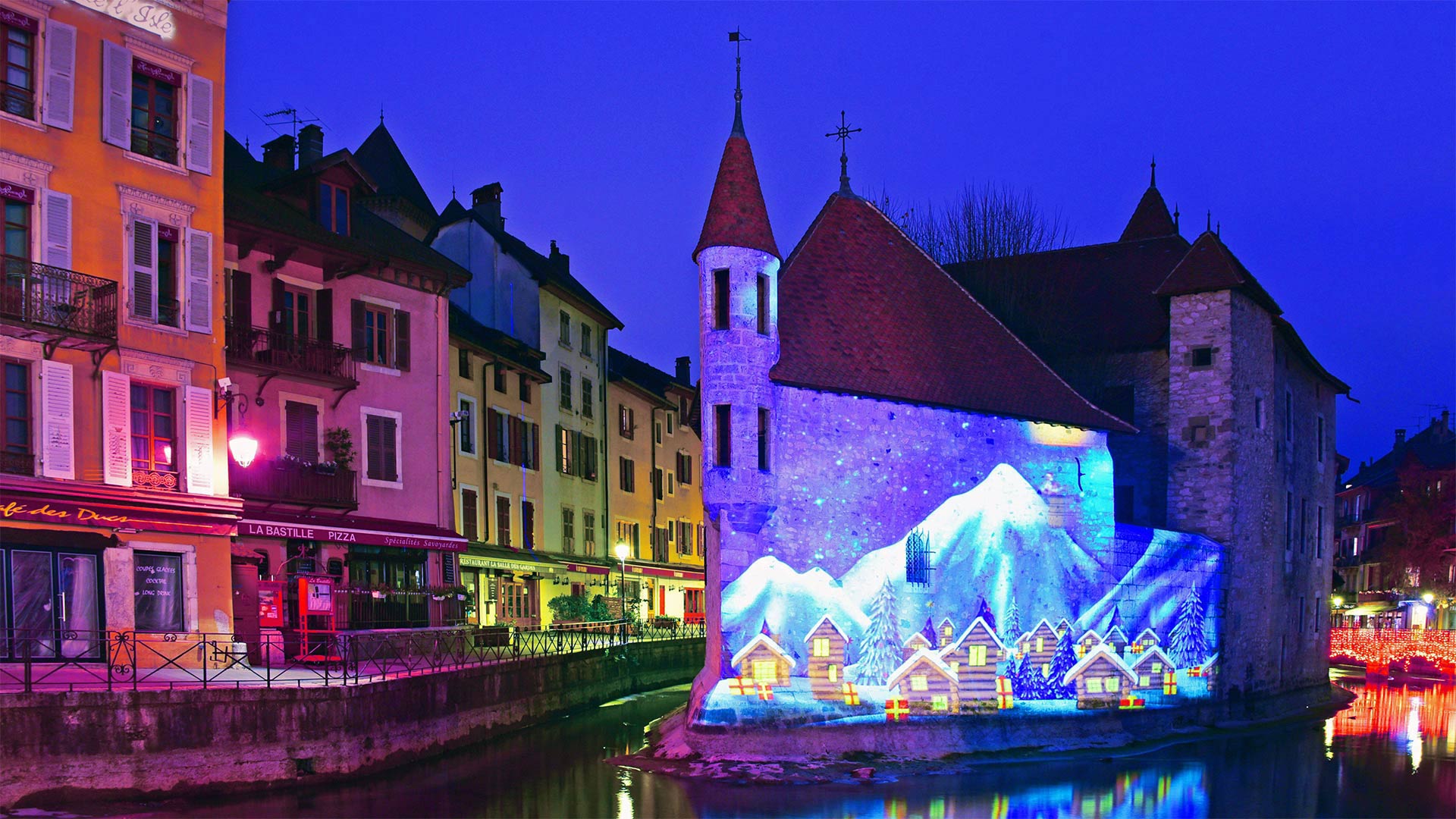 Winter scene illuminated on the Palais de l
