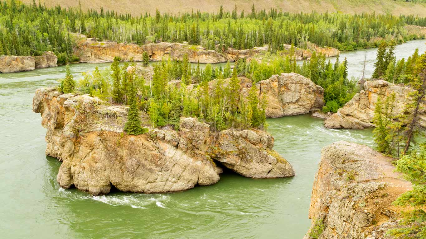 Treacherous Rock islands of Five Finger Rapids in Yukon River near town of Carmacks, Yukon Territory, Canada  (© Pi-Lens/Shutterstock)(Bing Canada)