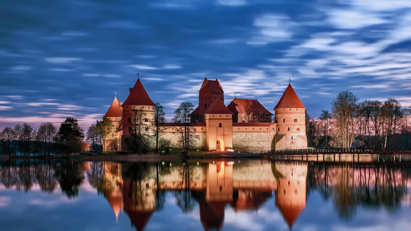 Trakai Island Castle in Trakai, Lithuania (© Conor MacNeill/Tandem Stills + Motion)(Bing United Kingdom)