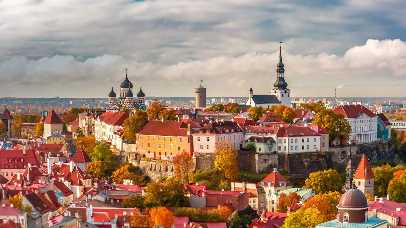 Old town of Tallinn, Estonia (© Kavalenkava Volha/Alamy)(Bing Canada)