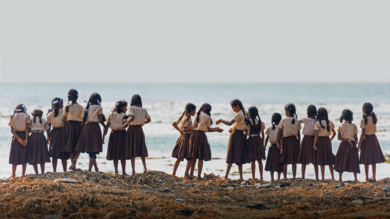 沙滩上的女学生们，印度喀拉拉邦 (© imageBROKER/Alamy)(Bing China)