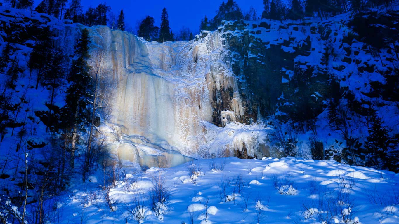 Chute d’eau gelée à Korouoma, Finlande (© Niall Benvie/Minden Pictures)(Bing France)