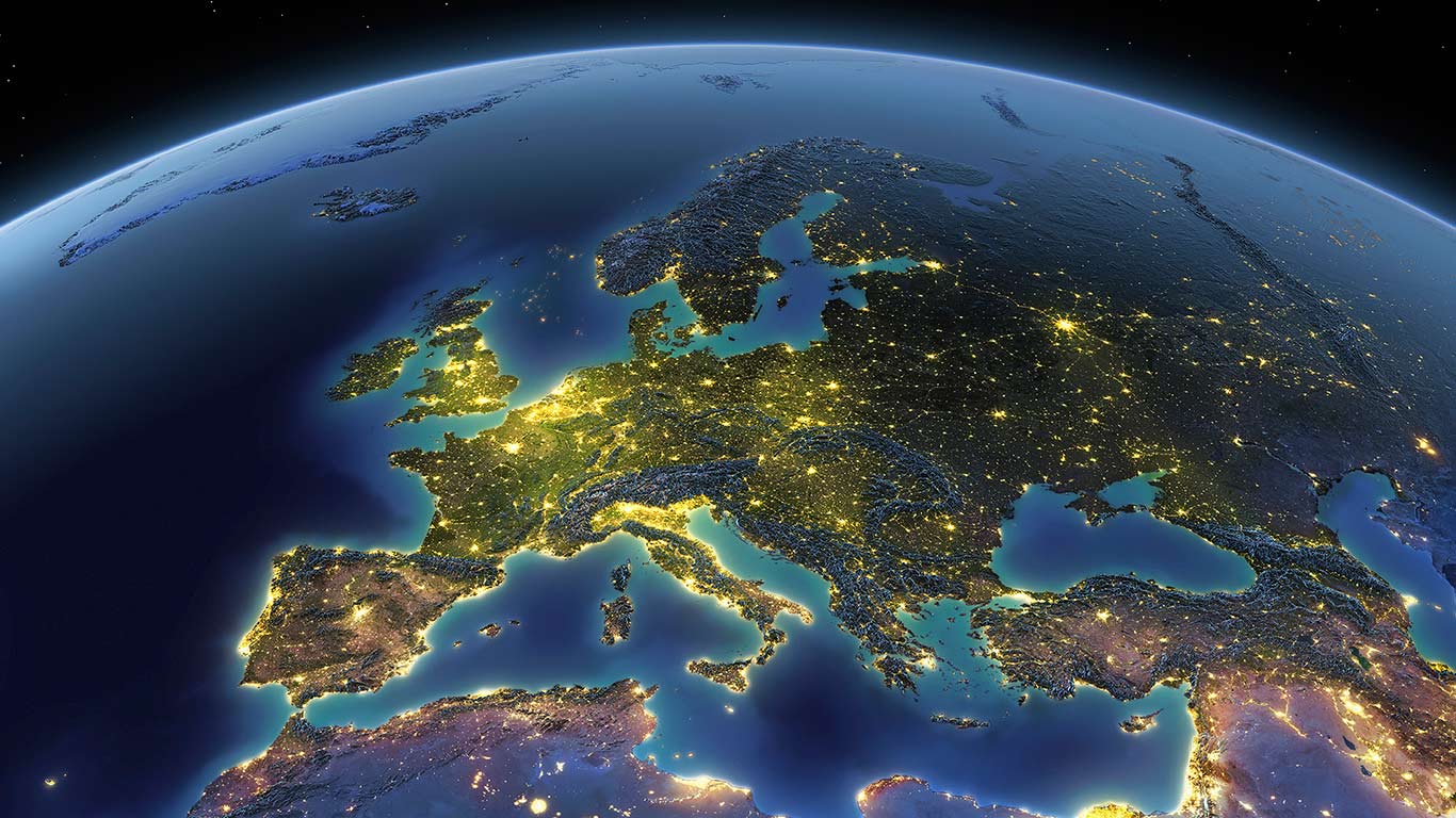 Nacht über Europa. Blick aus dem Weltall auf die Erde (© Matthias Kulka/Corbis)(Bing Deutschland)
