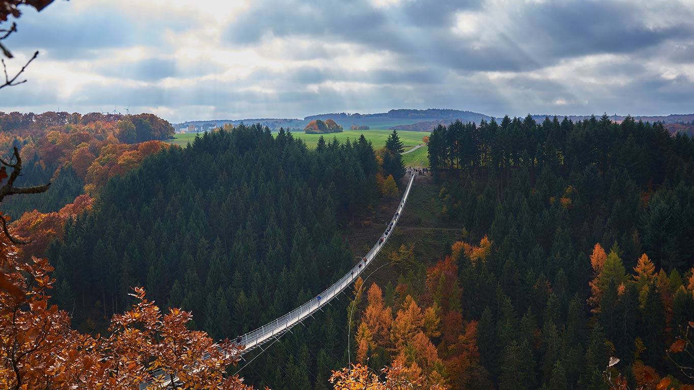 Hängeseilbrücke Geierlay, Saar-Hunsrück-Steig, Hunsrück, Rheinland-Pfalz, Deutschland (© Bernados/Westend61/plainpicture)(Bing Deutschland)