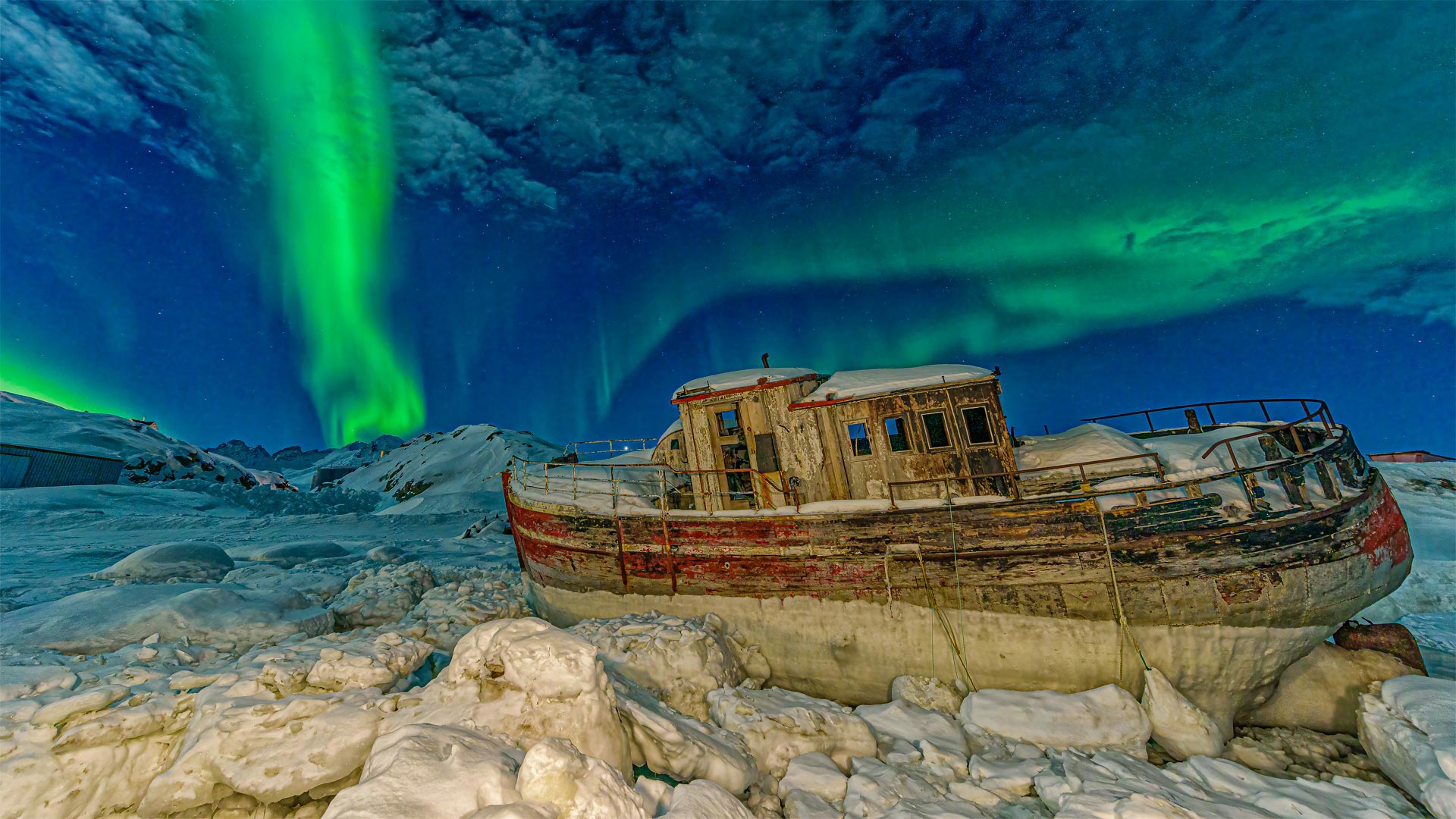 Northern lights over a stranded boat in Tasiilaq, Greenland (© Shane P. White/Minden Pictures)(Bing Canada)