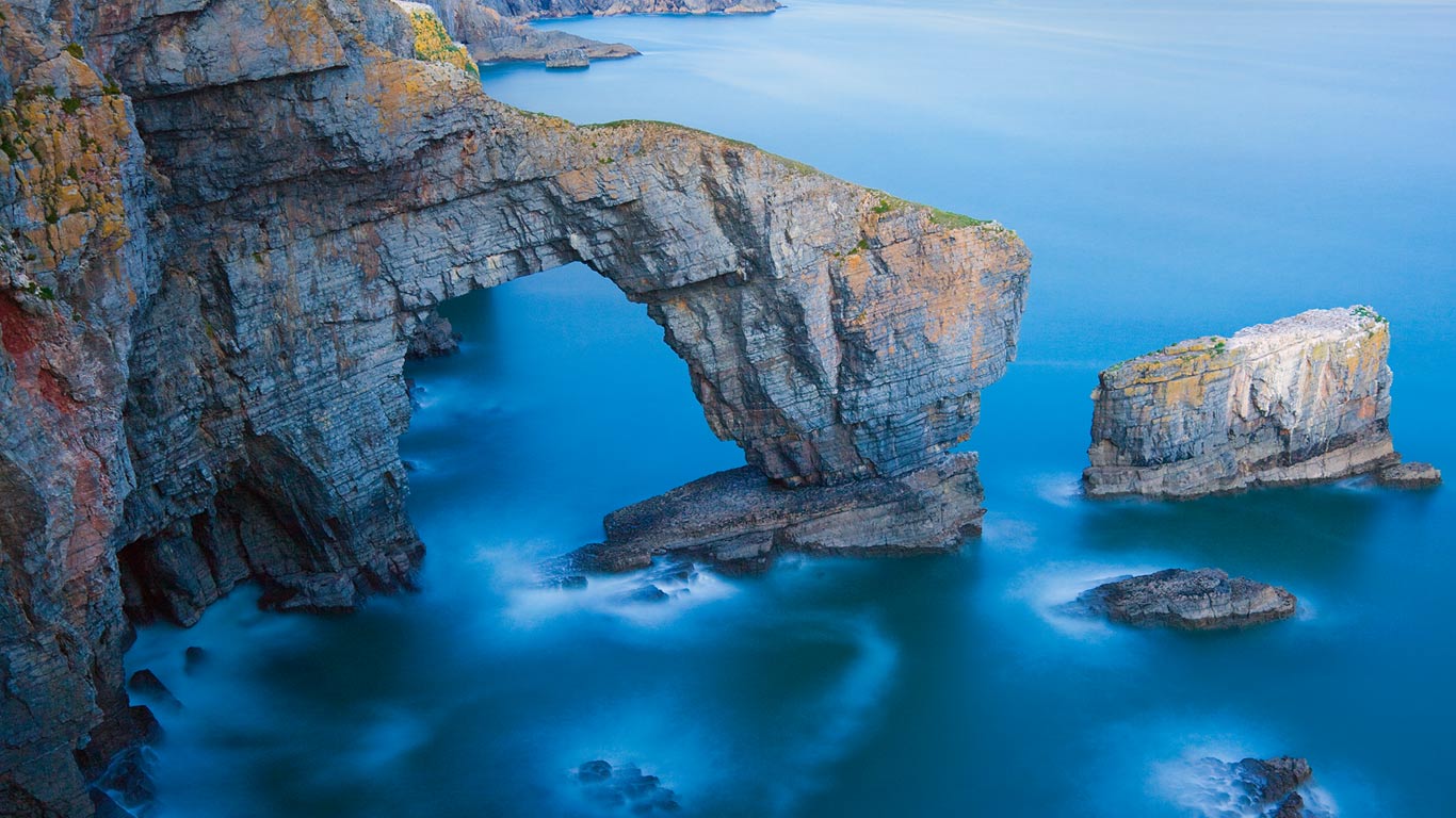 Green Bridge of Wales in Pembrokeshire Coast National Park, Wales (© Billy Stock/Corbis)(Bing New Zealand)