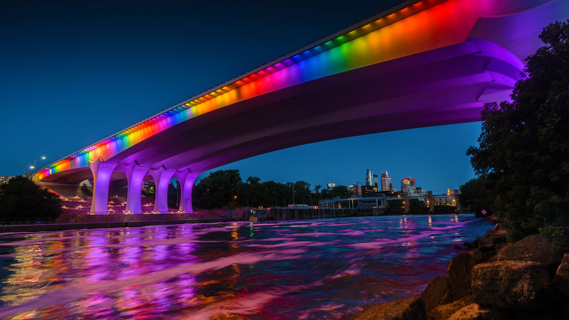 ｢I-35W ミシシッピ川橋のレインボー・ライトアップ｣米国ミネソタ州, ミネアポリス (© Riddhish Chakraborty/Getty Images)(Bing Japan)