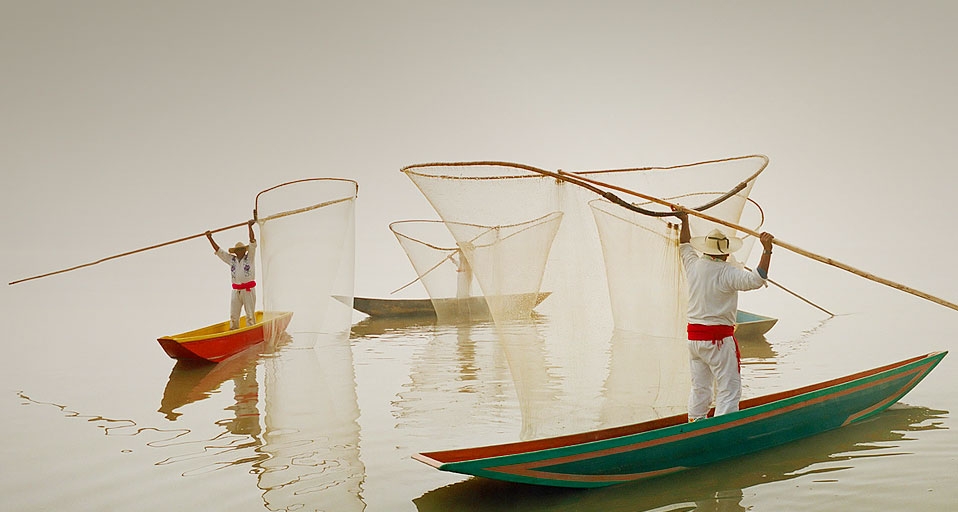 Fishermen using butterfly nets in Lake Patzcuaro, Michoacan, Mexico -- Macduff Everton/Getty Images &copy; (Bing Canada)