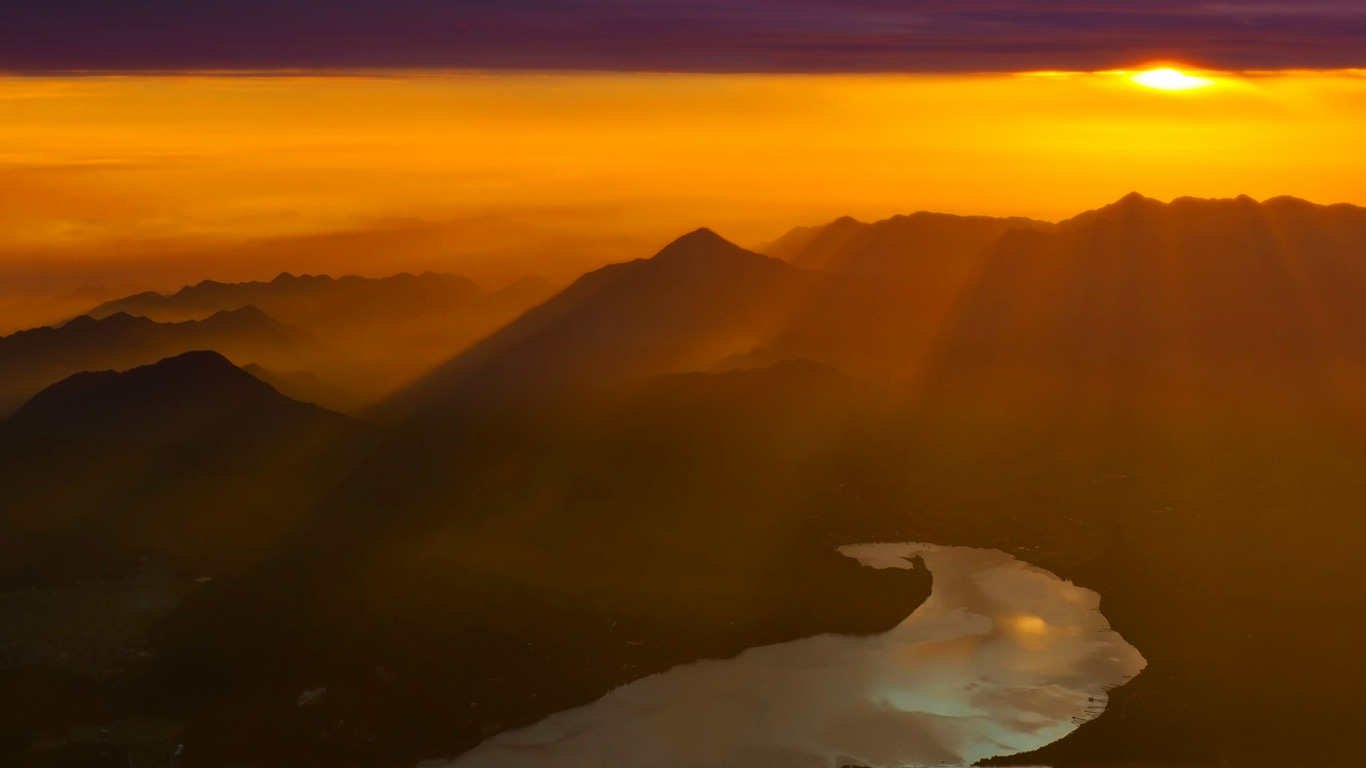 Sunrise at Lake Kawaguchi seen from Mount Fuji, Japan (© Filip Fuxa/Alamy)(Bing United Kingdom)