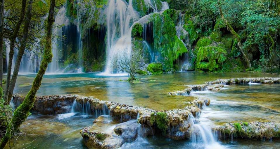 Cascade des Tufs dans la commune des Planches-près-Arbois, Jura, Franche-Comté (© Jean-Pierre Pieuchot/Getty Images) &copy; (Bing France)