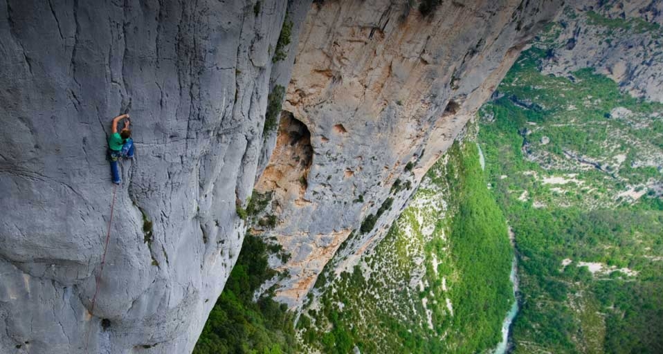 Ein Bergsteiger klettert in der Schlucht von Verdon, Frankreich – Keith Ladzinski/Corbis &copy; (Bing Germany)