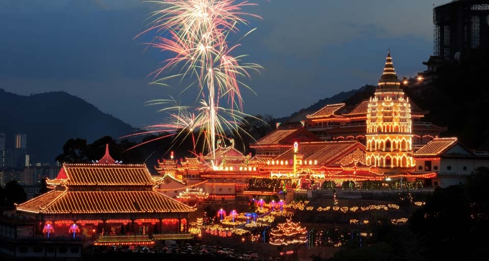 Fireworks at Kek Lok Si Temple, Penang, Malaysia (© Tan Lian Hock/Asia RM/Age footstock) &copy; (Bing Canada)