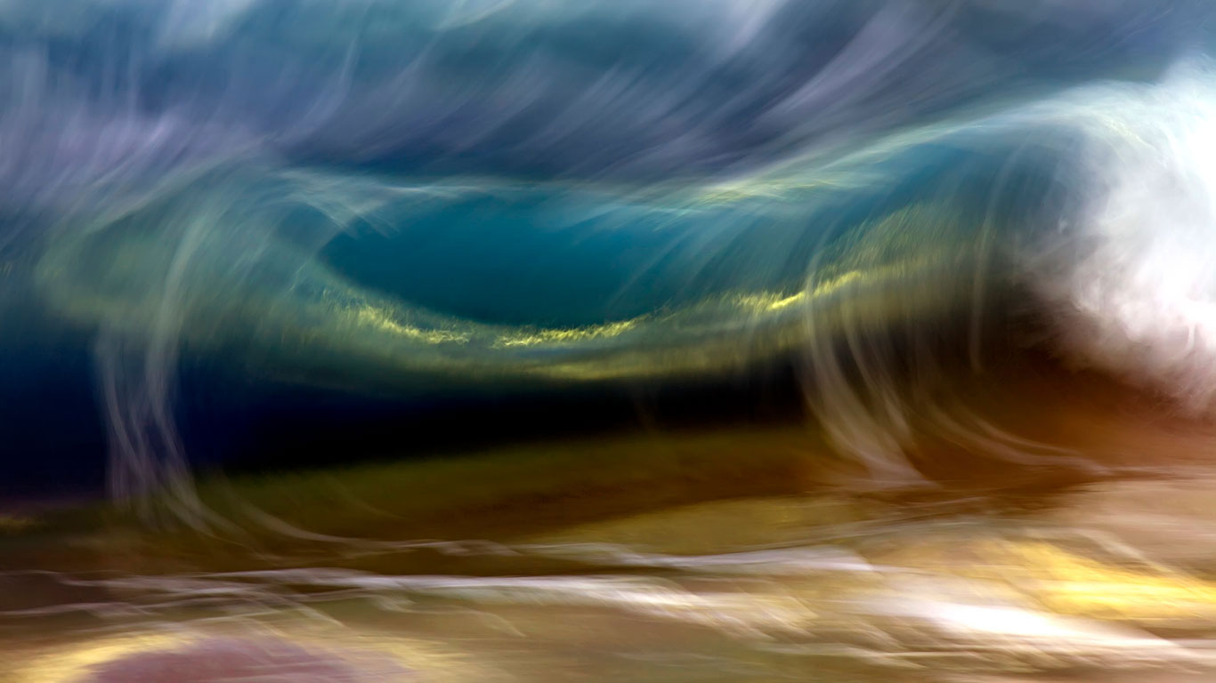 A wave building on Oahu’s North Shore, Hawaii, USA (© Vince Cavataio/plainpicture)(Bing United Kingdom)