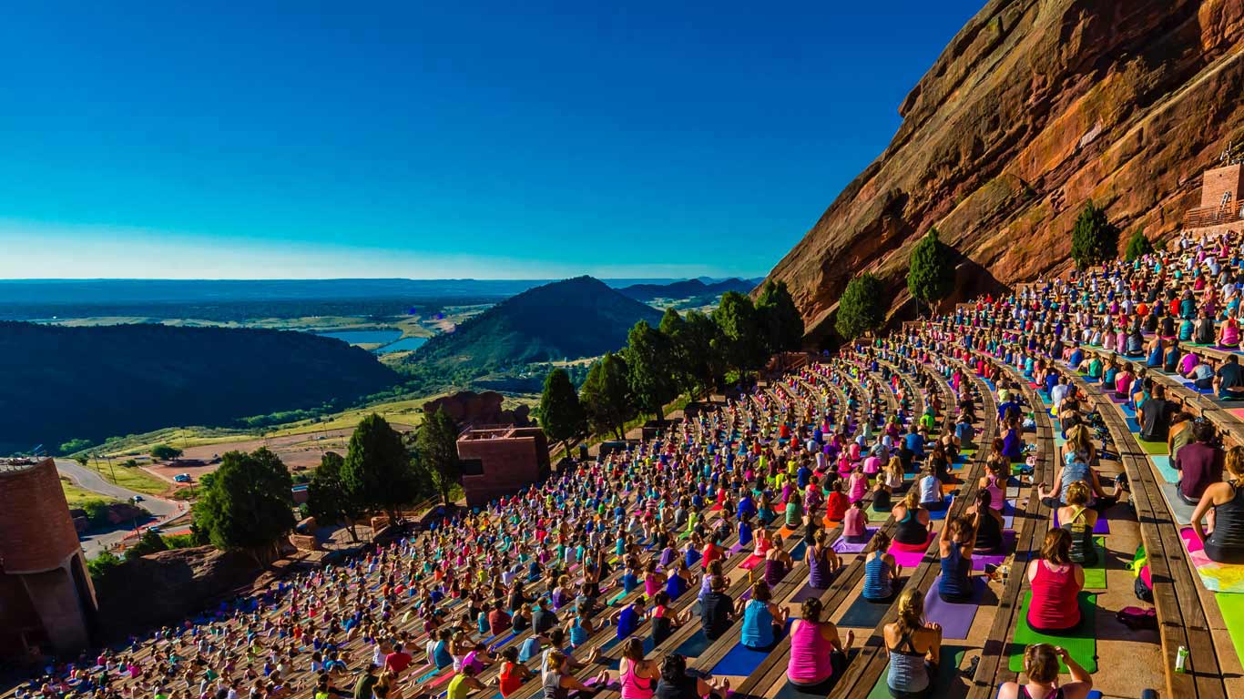 Yoga practitioners at Red Rocks Amphitheatre in Colorado (© Blaine Harrington III/Alamy)(Bing Canada)