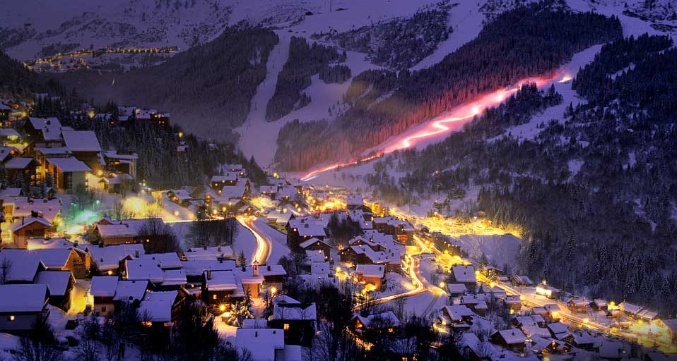 Descente aux torches dans le domaine skiable de Méribel, département de la Savoie (© Pierre Jacques/Hemis/Corbis) &copy; (Bing France)