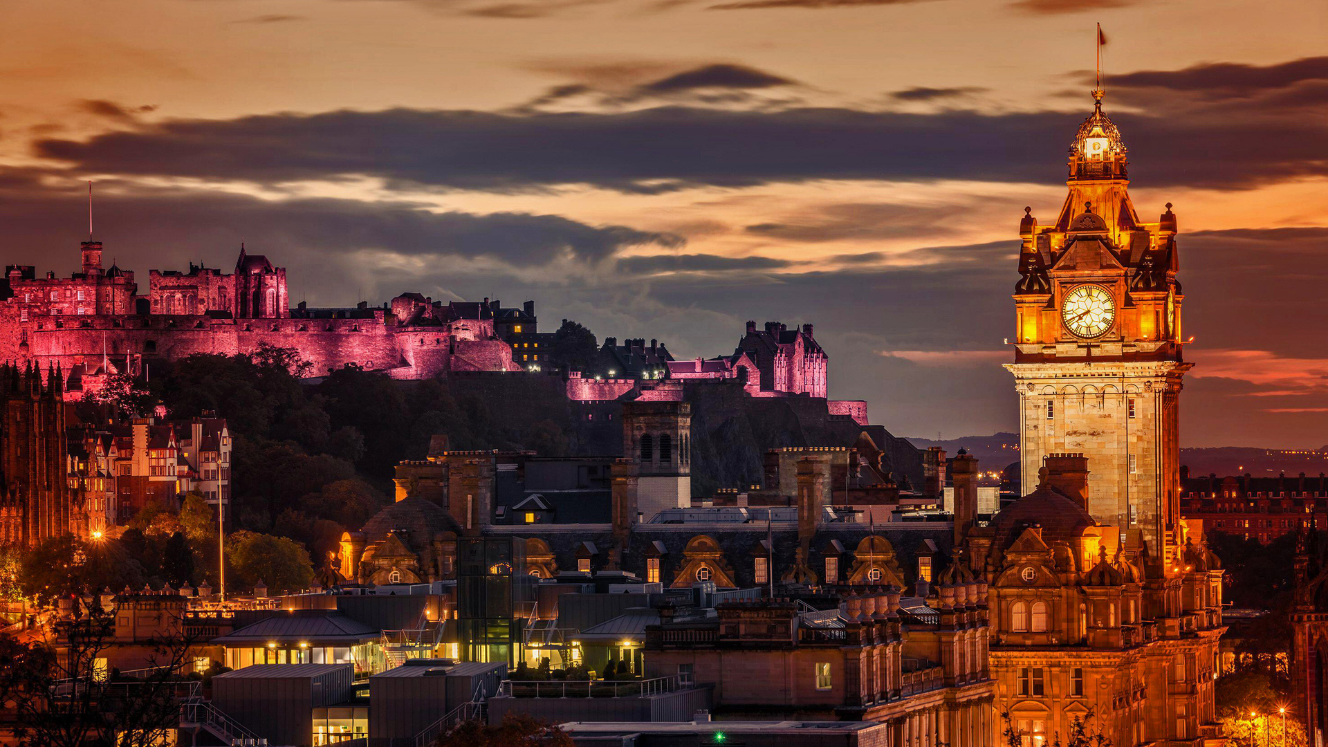 Edinburgh city skyline at night, Scotland (© Suranga Weeratuna/Alamy)(Bing Canada)