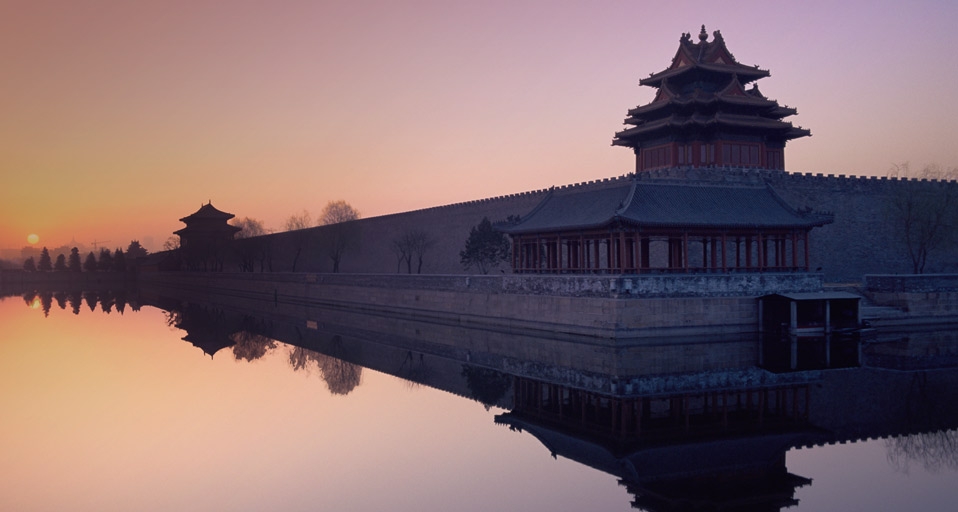 Sunrise over the walls of the Forbidden City, Beijing, China (© Travelasia/Asia Images/Getty Images) &copy; (Bing United Kingdom)